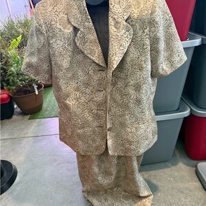 Floral Patterned Cream Blazer and Skirt Set p32